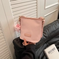 Borsa a secchiello in velluto rosa con etichetta moda e ciondolo pompon con tracolla - Rosa