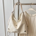 Borsa tote bianco crema a pieghe con decorazioni a farfalla e catena argentata - Bianco Sporco Senza Pendente