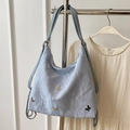 Borsa a spalla azzurra plissettata con farfalle argentate e dettagli a catena - Blu Senza Ciondolo