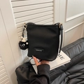 Borsa a secchiello nera a pieghe con trama a righe e ciondolo mostro di peluche - Nero