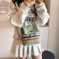 Mini sac à dos en paille rayée avec rabat en cuir vert et boucle papillon en métal - Vert PU Patchwork Tissage Rayé / Vert