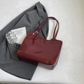 Minimalist large-capacity tote bag in glossy deep red patent leather finish - Red (No Pendant)