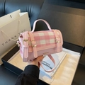 Elegante borsa a mano rosa a scacchi con corpo in pelle e chiusura dorata in confezione - Rosa