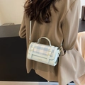 Elegante borsa a tracolla azzurra con patta a scacchi bianchi e blu e manico raffinato - Blu