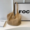 Große geflochtene Strohtasche in hellem Khaki für Sommerreisen und den täglichen Arbeitsweg - Braun