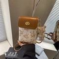 Chique bruin-beige crossbody telefoontas met teddybeerprint en leuke hanger - Crème Wit met Hanger
