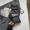 Schicke schwarze Handytasche zum Umhängen mit Bärenmuster und goldenem Drehverschluss - Schwarz ohne Anhänger