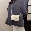 Borsa a tracolla bianco avorio con fibbia rotante a cuore argento sul modello - Bianco Sporco