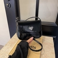 Elegante borsa a tracolla in vernice nera con fibbia a cuore argento da donna - Nero