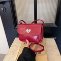 Borsa a tracolla rossa in ecopelle con chiusura a cuore argento e tracolla - Rosso