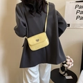 Borsa a tracolla giallo chiaro con chiusura a cuore argento, vista posteriore - Giallo chiaro