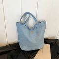Grande borsa tote in denim azzurro con etichetta in pelle marrone e doppi cinturini - Blu