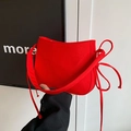 Minimalistische rote Stoff-Schultertasche mit seitlichen Kordelzug-Details - Rot