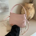 Rosafarbene minimalistische Umhängetasche mit Schleifen-Tunnelzug auf weißem Tisch - Rosa