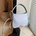Minimalistische fliederfarbene Stoffhandtasche mit Kordelzug und elegantem Griff-Design - Blau