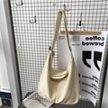 Borsa a tracolla minimalista in tela bianco crema con spallina larga regolabile - Bianco
