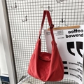 Borsa a tracolla minimalista in tela rossa con ampia tracolla regolabile in stile hobo - Rosso