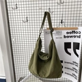 Grande borsa a tracolla in tela verde oliva con tracolla regolabile da donna - Verde
