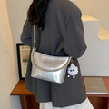 Borsa a spalla argento plissettata con catena dorata e ciondolo mostro di peluche - Pendente in peluche / Argento