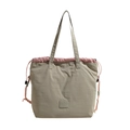 Bolso tote grande de lona verde caqui con cierre de cordón rosa y etiqueta frontal - Verde