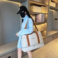 Grande borsa da viaggio beige con manici marroni e scomparto scarpe indossata - Grigio