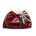 Sac seau rouge foncé chic avec chaînes de perles et breloques en cuir brillant - Bordeaux