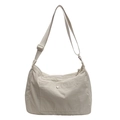 Minimalistische cremefarbene Nylon-Umhängetasche mit verstellbarem Riemen und Tasche - Cremeweiß