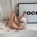 Sac fourre-tout à motif de marbre rose avec un pendentif en peluche nuage blanc - Rose