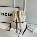 Zaino in nylon beige e mesh bianco con chiusura a coulisse nera e cinghie alla moda - Bianco Sporco