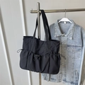 Grote zwarte nylon tote bag met verstelbare trekkoorddetails en geplooide stijl - Zwart