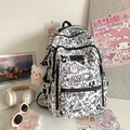 Weißer Graffiti-Rucksack mit Bärenanhänger und geräumigem Mehrfachtaschendesign - Mit Anhänger / Schwarz