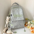 Hellgrauer Schulrucksack mit Bärenmuster, grünen Details und Hasenanhänger - Grün mit Anhänger