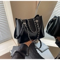 Bolso cubo de charol negro con cadena plateada y acabado brillante pulido - Negro