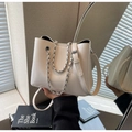 Bolso cubo minimalista crema con cadena plateada y correa de cuero ajustable - Blanco Roto