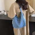 Sac bandoulière en denim délavé bleu avec bords effilochés pour femmes à grande capacité - Bleu