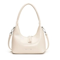 Elegante borsa a tracolla a mezzaluna bianco crema in pelle sintetica con ganci argentati - Bianco