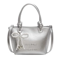 Bolso bandolera plateado metalizado con lazo de perlas y letras en relieve - Plateado