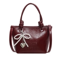 Bolso tote granate de cuero brillante con lazo de perlas blancas y colgante de corazón - Burdeos