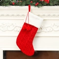 Calcetín de Navidad de punto rojo con puño de felpa blanca en la chimenea - Rojo