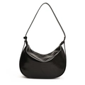 Borsa a spalla a mezzaluna nera lucida con tracolla regolabile e finitura in pelle minimal - Nero