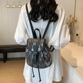 Mini sac à dos en jean pour femme avec paillettes argentées et cordons de serrage en cuir - Noir