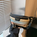Bolso de pecho de paja tejida en contraste con cuero negro y correa ajustable - Negro