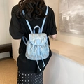 Mini sac à dos en denim bleu clair orné de paillettes brillantes et détails argentés - Bleu clair
