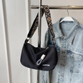 Borsa a tracolla in nylon nero con tracolla geometrica e logo OOMTAO su denim - Nero