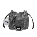 Graue Eimertasche aus Denim mit Vintage-Muster, Silberketten und Plüsch-Anhänger - Dunkelbraun