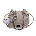 Strukturierte hellbeige Kordelzug-Beuteltasche mit Silberkette und Plüschkugel-Anhänger - Khaki
