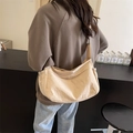 Borsa a tracolla hobo beige minimalista con trama in nylon stropicciato e tracolla larga - Bianco Sporco