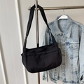 Borsa a tracolla nera in nylon tipo dumpling bag con tracolla regolabile per donna - Nero
