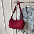 Borsa a tracolla rosso scuro multitasca con tracolla regolabile e trama in nylon - Rosso