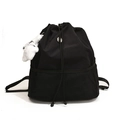Lässiger schwarzer Nylon-Kordelzug-Rucksack mit Mesh-Details und weißem Plüschanhänger - Schwarz Mit Anhänger
